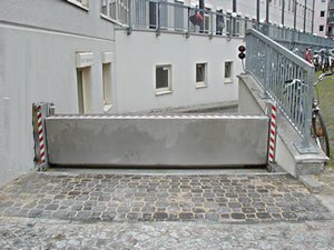 (Tief-)Garagen-Klappschott zum Schutz vor Regenfällen und Hochwasser